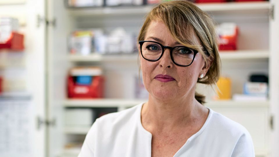 Unbezahlte Überstunden: Silke Behrendt, 53, Altenpflegerin in Bochum Silke Behrendt freut sich über das EuGH-Urteil aus Luxemburg. "Das kann die Lage in der Pflege wirklich verbessern", sagt sie. Behrendt arbeitet seit 17 Jahren in einem Altenheim in Bochum. Täglich sieht sie, wie sich ihre Kollegen selbst ausbeuten, wie sie früher kommen und später gehen, wie sie auf richtige Pausen verzichten, dafür beim Kaffee nebenbei schnell Patientendokumentationen erledigen. "Viele haben ein enormes Pflichtgefühl und wollen bei Personalnot die Kollegen nicht hängen lassen", sagt Behrendt, die auch Betriebsrätin ist. Von den rund 70 Beschäftigten ihres Heimes würden 80 bis 90 Prozent mehr arbeiten. Unbezahlt. Und nicht erfasst. Genau darüber Buch führen, wie viel sie zusätzlich leisten, wollten viele nicht, fürchten sie doch, dass mancher sagen könnte: "Warum schreibst du so viele Stunden auf? Schaffst du die Arbeit nicht?" Also arbeiten sie weiter zu viel, heimlich, still und leise. "Diese unbezahlte Mehrarbeit gibt es nicht nur bei uns, sondern in vielen Heimen", sagt Behrendt. Doch wenn die Unternehmen die tatsächlichen Arbeitszeiten erfassen müssen, könnte damit künftig Schluss sein. Hofft Behrendt. "Dann würde das Ausmaß der Personalnot offensichtlich, und die Heime müssten mehr Leute einstellen." Die Luxemburger Richter hätten für eine kleine Revolution gesorgt. Silke Behrendt, 53, Altenpflegerin in Bochum Silke Behrendt freut sich über das EuGH-Urteil aus Luxemburg. "Das kann die Lage in der Pflege wirklich verbessern", sagt sie. Behrendt arbeitet seit 17 Jahren in einem Altenheim in Bochum. Täglich sieht sie, wie sich ihre Kollegen selbst ausbeuten, wie sie früher kommen und später gehen, wie sie auf richtige Pausen verzichten, dafür beim Kaffee nebenbei schnell Patientendokumentationen erledigen. "Viele haben ein enormes Pflichtgefühl und wollen bei Personalnot die Kollegen nicht hängen lassen", sagt Behrendt, die auch Betriebsrätin ist. Von den rund 70 Beschäftigten ihres Heimes würden 80 bis 90 Prozent mehr arbeiten. Unbezahlt. Und nicht erfasst. Genau darüber Buch führen, wie viel sie zusätzlich leisten, wollten viele nicht, fürchten sie doch, dass mancher sagen könnte: "Warum schreibst du so viele Stunden auf? Schaffst du die Arbeit nicht?" Also arbeiten sie weiter zu viel, heimlich, still und leise. "Diese unbezahlte Mehrarbeit gibt es nicht nur bei uns, sondern in vielen Heimen", sagt Behrendt. Doch wenn die Unternehmen die tatsächlichen Arbeitszeiten erfassen müssen, könnte damit künftig Schluss sein. Hofft Behrendt. "Dann würde das Ausmaß der Personalnot offensichtlich, und die Heime müssten mehr Leute einstellen." Die Luxemburger Richter hätten für eine kleine Revolution gesorgt.
