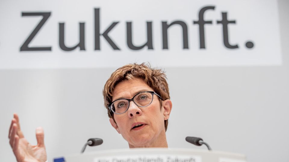 AKK lädt CDU-Mitglieder via Fax zu Tagung ein – und das Internet lacht sich schlapp