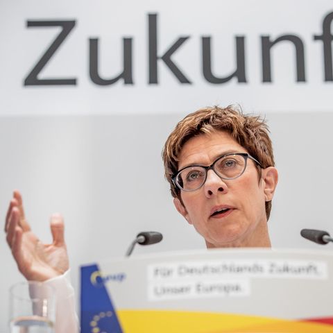 AKK lädt CDU-Mitglieder via Fax zu Tagung ein – und das Internet lacht sich schlapp