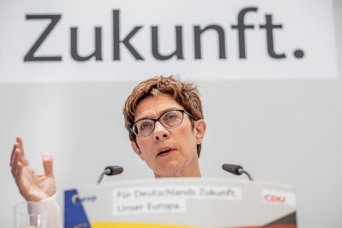 AKK lädt CDU-Mitglieder via Fax zu Tagung ein – und das Internet lacht sich schlapp