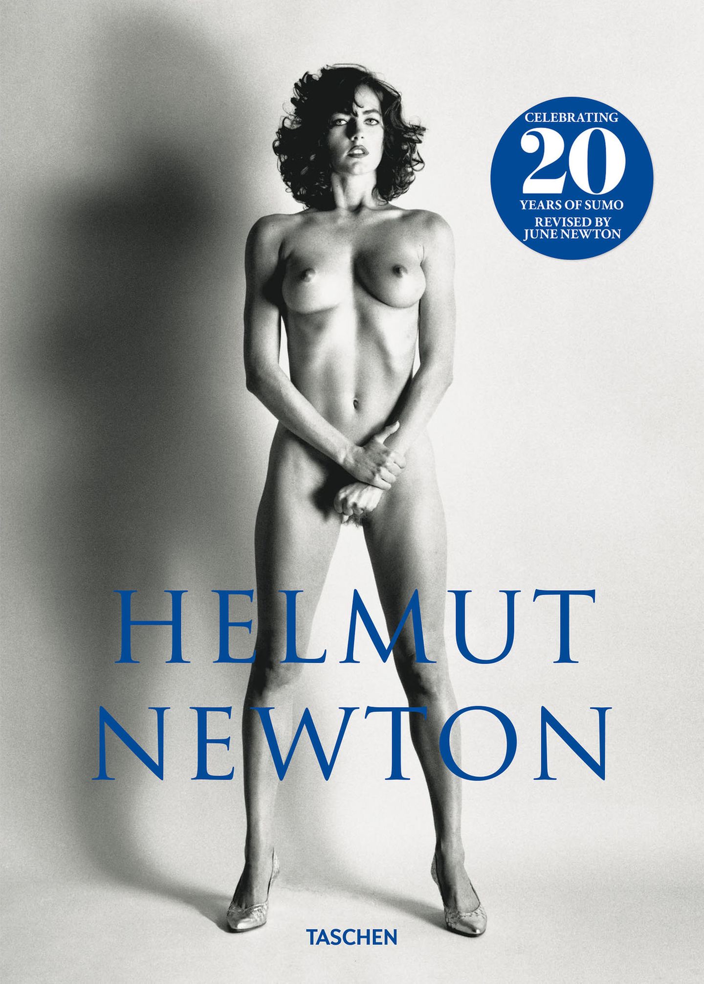 Helmut Newton "Sumo": Zum 20-jährigen Jubiläum von Helmut Newtons Bildband "Sumo" bringt der Taschen Verlag eine Neuauflage heraus. Der Preis ist ein echtes Schnäppchen: 100 Euro kostet der 464 Seiten starke Bildband. Die erste Auflage aus dem Jahr 1999 ist inzwischen längst vergriffen und wird zu Rekordsummen gehandelt. Zum 20-jährigen Jubiläum von Helmut Newtons Bildband "Sumo" bringt der Taschen Verlag eine Neuauflage heraus. Der Preis ist ein echtes Schnäppchen: 100 Euro kostet der 464 Seiten starke Bildband. Die erste Auflage aus dem Jahr 1999 ist inzwischen längst vergriffen und wird zu Rekordsummen gehandelt.