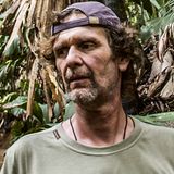 "Es war schwierig zu akzeptieren, dass meine Pumpe kaputt war": In der Hoffnung, dass das milde Klima guttut, fliegen Stefan Nimmesgern und seine Frau im Winter 2008/2009 auf die Seychellen. Nimmesgern leidet damals an einer Nervenentzündung, nimmt Antibiotika und Morphium gegen die Schmerzen. Während der Reise geht es ihm zunehmend schlechter. Ein einheimischer Heiler gibt ihm einen bitteren Sud zu trinken und deutet auf sein Herz. Da sei etwas kaputt. Doch heilen kann er ihn nicht.  Zurück in Deutschland bricht er auf einer Feier zusammen. Herzstillstand. Ein Rettungssanitäter holt ihn mit einem Defibrillator zurück. Am 14. September 2009 bekommt Nimmesgern in München ein Spenderherz transplantiert. Es passt perfekt zu seinem Körper und fängt sofort an zu schlagen. 