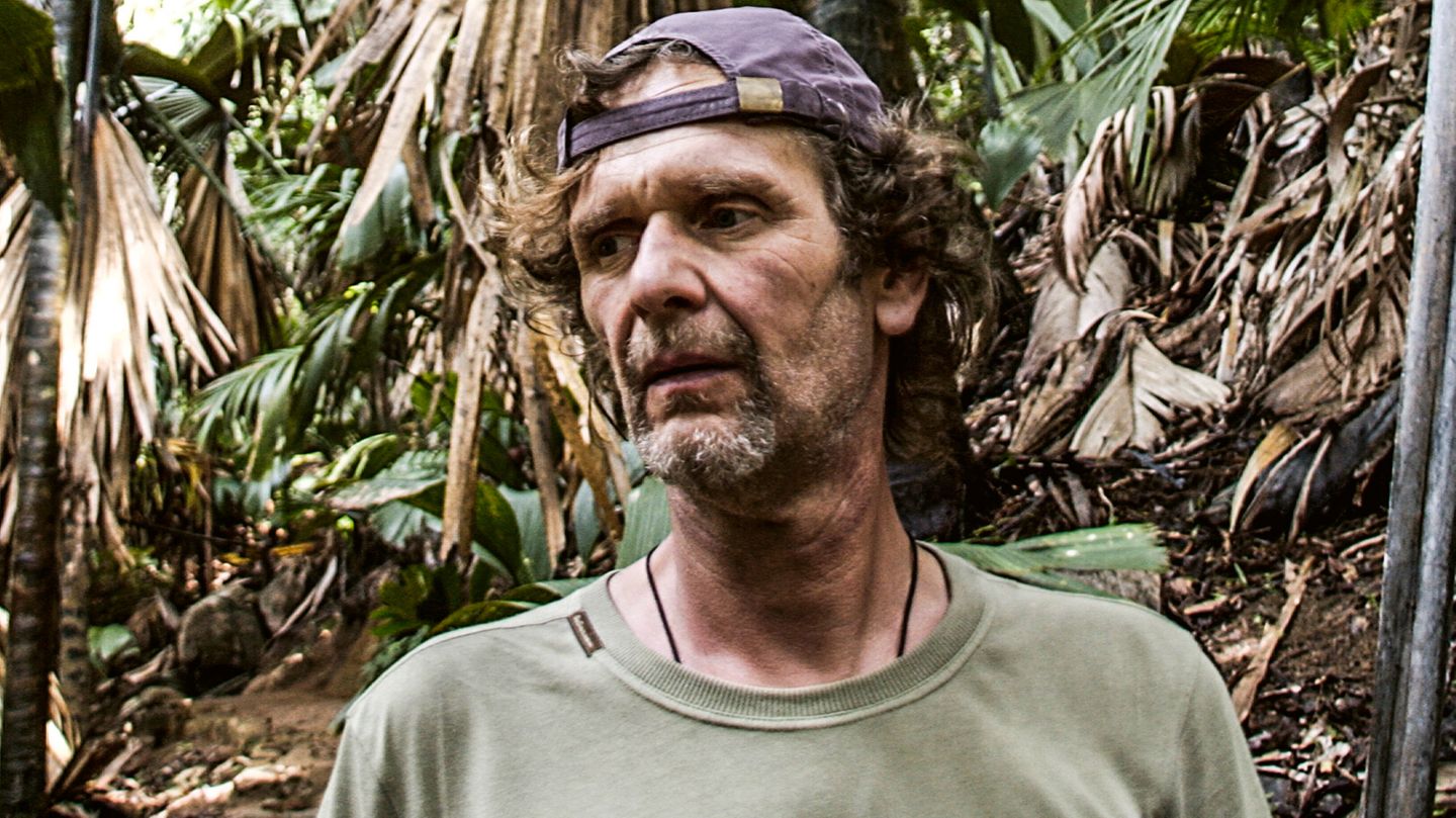"Es war schwierig zu akzeptieren, dass meine Pumpe kaputt war": In der Hoffnung, dass das milde Klima guttut, fliegen Stefan Nimmesgern und seine Frau im Winter 2008/2009 auf die Seychellen. Nimmesgern leidet damals an einer Nervenentzündung, nimmt Antibiotika und Morphium gegen die Schmerzen. Während der Reise geht es ihm zunehmend schlechter. Ein einheimischer Heiler gibt ihm einen bitteren Sud zu trinken und deutet auf sein Herz. Da sei etwas kaputt. Doch heilen kann er ihn nicht.  Zurück in Deutschland bricht er auf einer Feier zusammen. Herzstillstand. Ein Rettungssanitäter holt ihn mit einem Defibrillator zurück. Am 14. September 2009 bekommt Nimmesgern in München ein Spenderherz transplantiert. Es passt perfekt zu seinem Körper und fängt sofort an zu schlagen. 