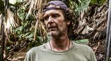 "Es war schwierig zu akzeptieren, dass meine Pumpe kaputt war": In der Hoffnung, dass das milde Klima guttut, fliegen Stefan Nimmesgern und seine Frau im Winter 2008/2009 auf die Seychellen. Nimmesgern leidet damals an einer Nervenentzündung, nimmt Antibiotika und Morphium gegen die Schmerzen. Während der Reise geht es ihm zunehmend schlechter. Ein einheimischer Heiler gibt ihm einen bitteren Sud zu trinken und deutet auf sein Herz. Da sei etwas kaputt. Doch heilen kann er ihn nicht.  Zurück in Deutschland bricht er auf einer Feier zusammen. Herzstillstand. Ein Rettungssanitäter holt ihn mit einem Defibrillator zurück. Am 14. September 2009 bekommt Nimmesgern in München ein Spenderherz transplantiert. Es passt perfekt zu seinem Körper und fängt sofort an zu schlagen. 
