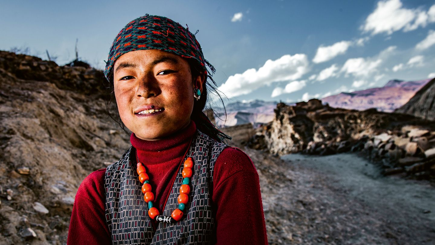 Diese Porträtaufnahme entstand in Saldang im Nordwesten Nepals.   "Ich nehme die Endlichkeit meines Daseins auf diesem Planeten jetzt bewusster und in jeder Sekunde war", sagt der 62-Jährige. "Ich bin dankbarer, gelassener geworden." Bei seinen Touren gehe es nicht um neue Rekorde oder Zahlen. "Mich faszinieren besondere Landschaften und Menschen, die es geschafft haben, dieser wilden Natur ein Leben und ein Auskommen abzutrotzen."