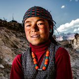 Diese Porträtaufnahme entstand in Saldang im Nordwesten Nepals.   "Ich nehme die Endlichkeit meines Daseins auf diesem Planeten jetzt bewusster und in jeder Sekunde war", sagt der 62-Jährige. "Ich bin dankbarer, gelassener geworden." Bei seinen Touren gehe es nicht um neue Rekorde oder Zahlen. "Mich faszinieren besondere Landschaften und Menschen, die es geschafft haben, dieser wilden Natur ein Leben und ein Auskommen abzutrotzen."