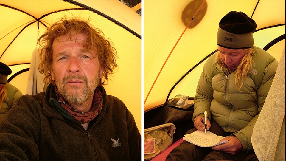 Wiederaufstieg: Stefan Nimmesgern und seine Frau sitzen in einem Zelt am Aconcagua