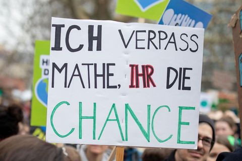 Demonstranten halten ein Schild hoch: "Ich verpass' Mathe, ihr die Chance".