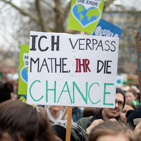 Demonstranten halten ein Schild hoch: "Ich verpass' Mathe, ihr die Chance".