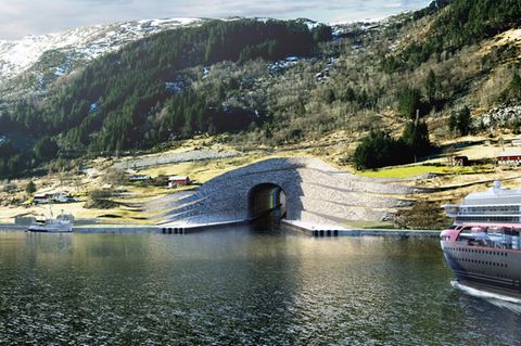 Auf dem Computerbild fährt noch ein Schiff der Hurtigruten durch den Tunnel.