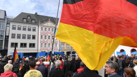 Teilnehmer einer AfD-Kundgebung in Chemnitz Anfang Mai. In Sachsen sowie Sachsen-Anhalt, Thüringen und Brandenburg hat die Partei zu wenig Kandidaten, um alle gewonnen Sitze in den Städte- und Gemeindevertretungen besetzen.