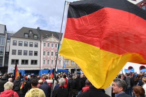 Teilnehmer einer AfD-Kundgebung in Chemnitz Anfang Mai. In Sachsen sowie Sachsen-Anhalt, Thüringen und Brandenburg hat die Partei zu wenig Kandidaten, um alle gewonnen Sitze in den Städte- und Gemeindevertretungen besetzen.