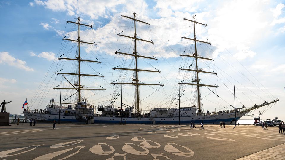 Bremerhaven: Russisches Segelschiff legt ab und schlitzt parkenden Transporter auf