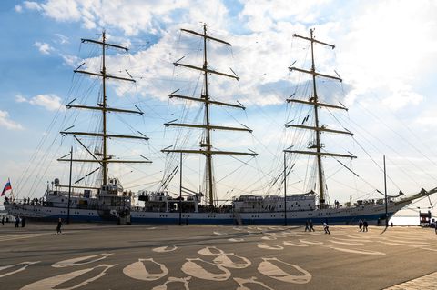 Bremerhaven: Russisches Segelschiff legt ab und schlitzt parkenden Transporter auf