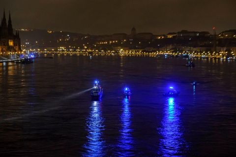 Ungarn, Budapest: Schiffe suchen auf der Donau nach Überlebenden.