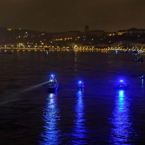 Ungarn, Budapest: Schiffe suchen auf der Donau nach Überlebenden.