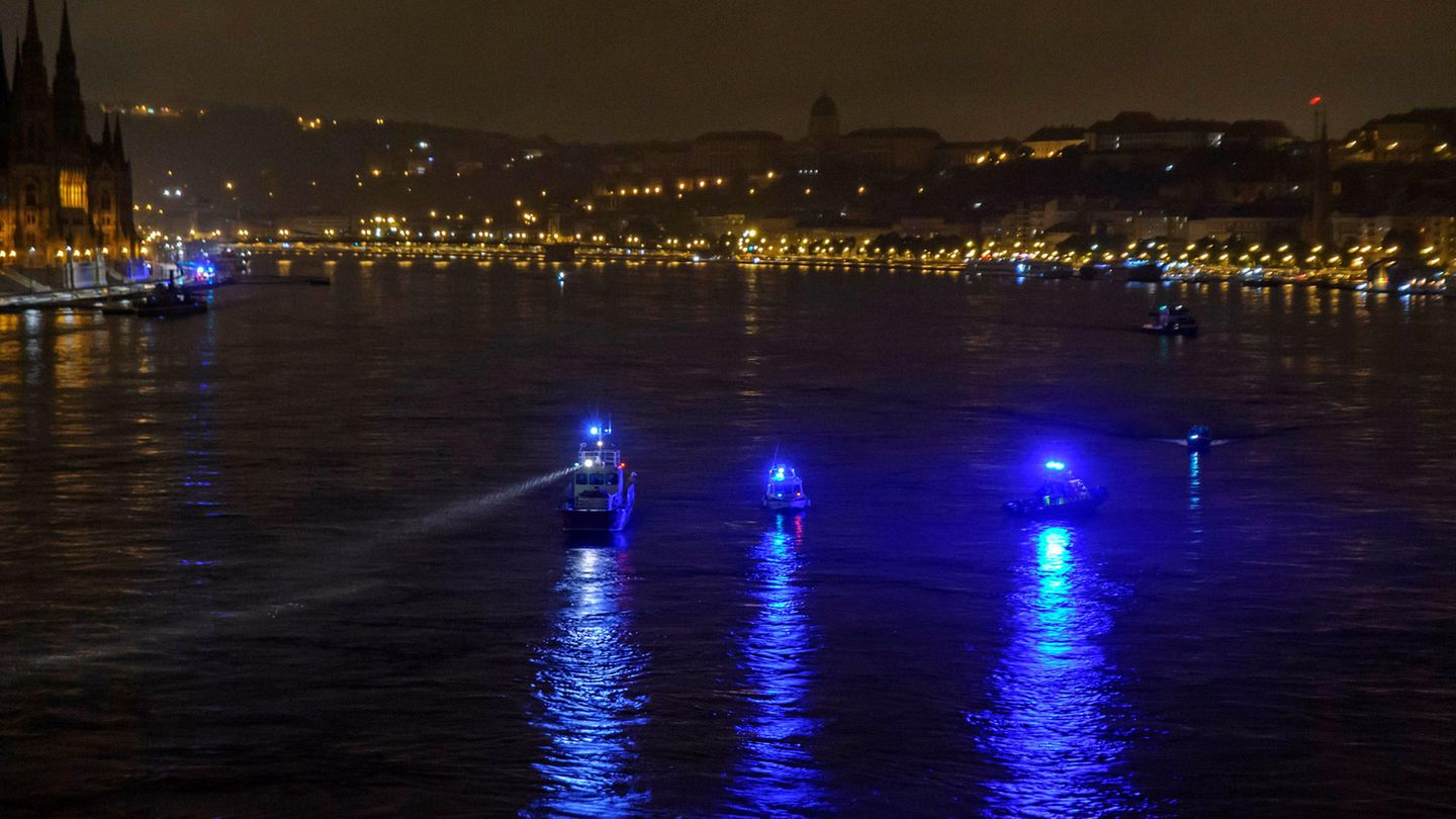 Ungarn, Budapest: Schiffe suchen auf der Donau nach Überlebenden.
