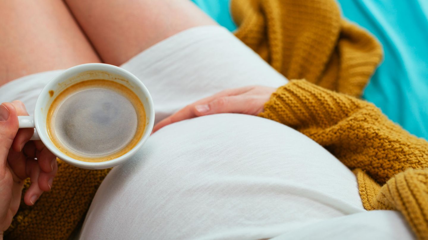 Schwangere Frau mit Kaffee