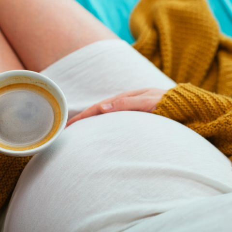 Schwangere Frau mit Kaffee