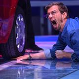 "Joko & Klaas gegen ProSieben" heißt ihre neuste Erfindung. Gewinnt ProSieben, müssen die beiden Aufgaben für den Sender erfüllen, gewinnen Joko und Klaas erhalten sie 15 Minuten Live-Sendezeit zur Primetime. Die erste Show entschieden Joko und Klaas für sich. Sie nutzten ihre Sendezeit am Mittwochabend für eine bemerkenswerte Aktion: Sie gaben drei Menschen Raum, die sich für die Themen Flüchtlingshilfe, Obdachlosigkeit und Kampf gegen Rechtsextremismus engagieren.