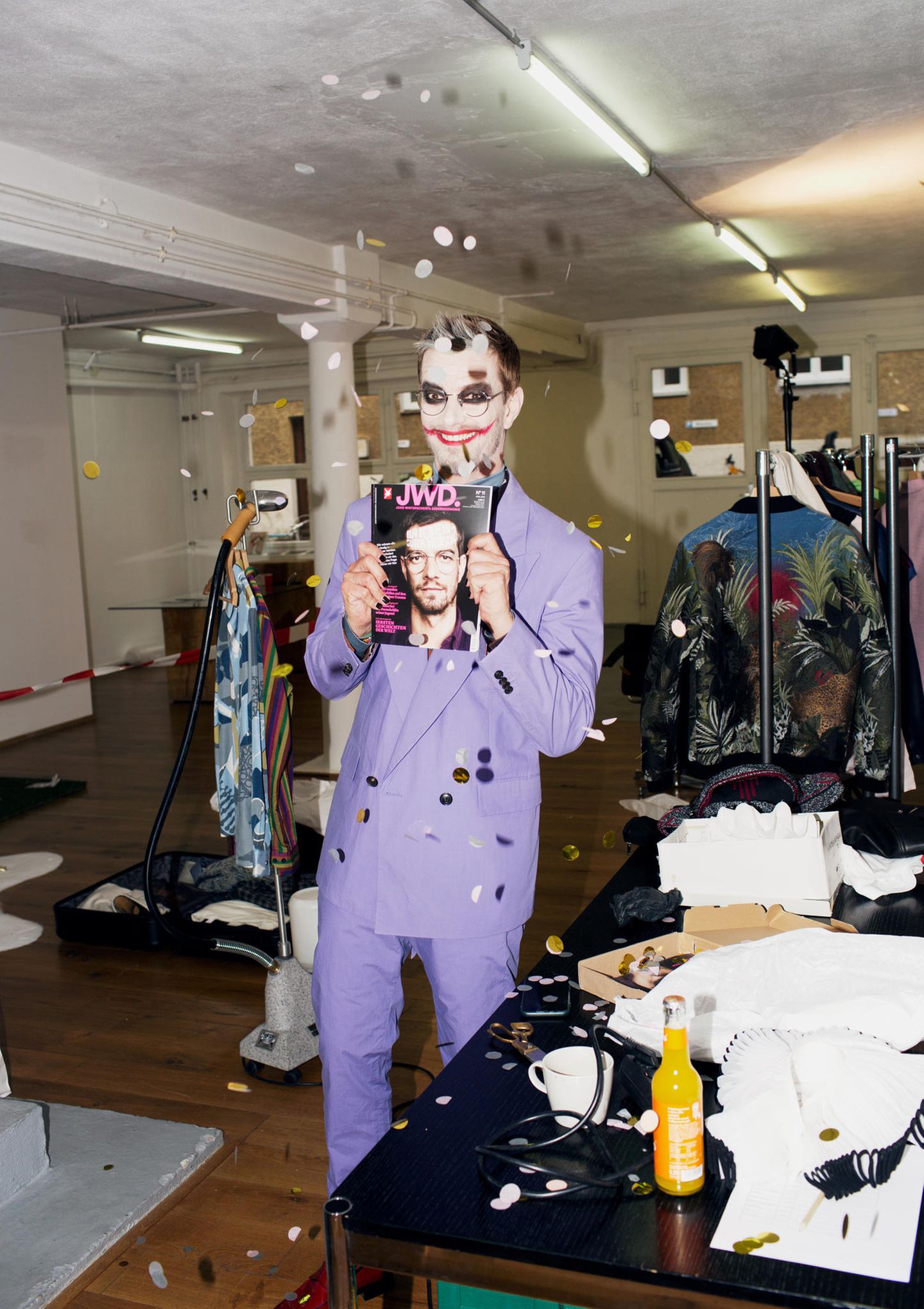 Hätten Sie ihn erkannt? Joko Winterscheidt hat inzwischen auch sein eigenes Magazin: "JWD". Es wird vom Verlag Gruner + Jahr produziert, in dem auch der stern erscheint. Für die neue Ausgabe posierte der 40-Jährige als Joker.