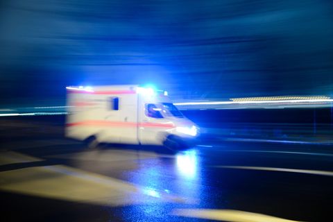 Ein Rettungswagen mit Blaulicht
