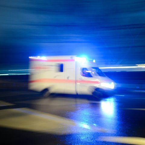 Ein Rettungswagen mit Blaulicht