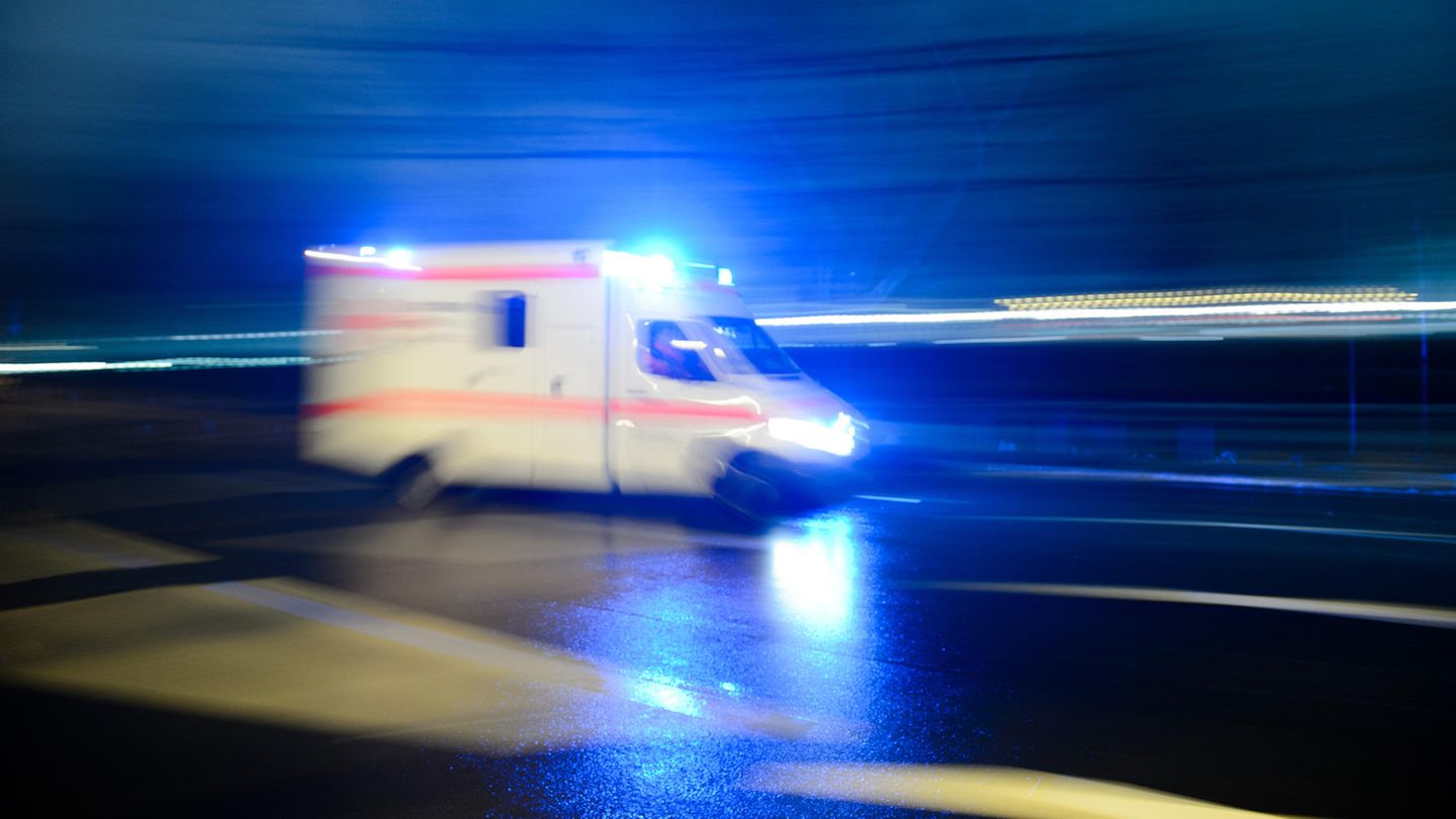Ein Rettungswagen mit Blaulicht