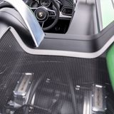 Die Motorhaube des Porsche 981 Bergsypder gewährt einen Blick auf den Sechszylinder Boxermotor