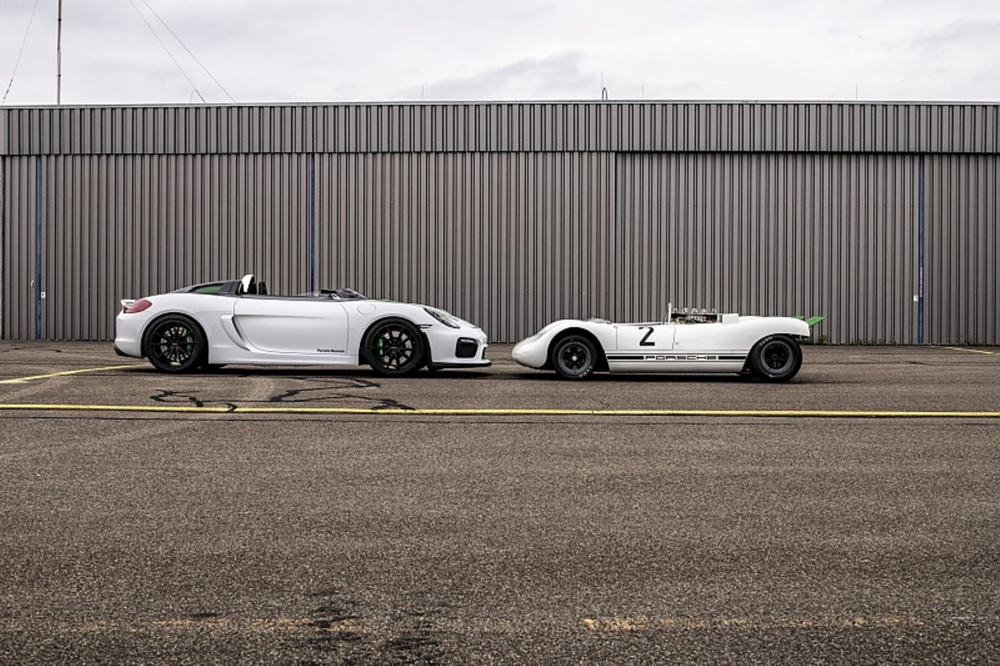 Der Porsche 909 Bergspyder (rechts) und Porsche 981 Bergsypder