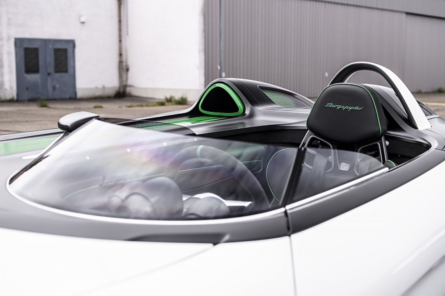Nur ein kleiner Windabweiser schützt den Fahrer