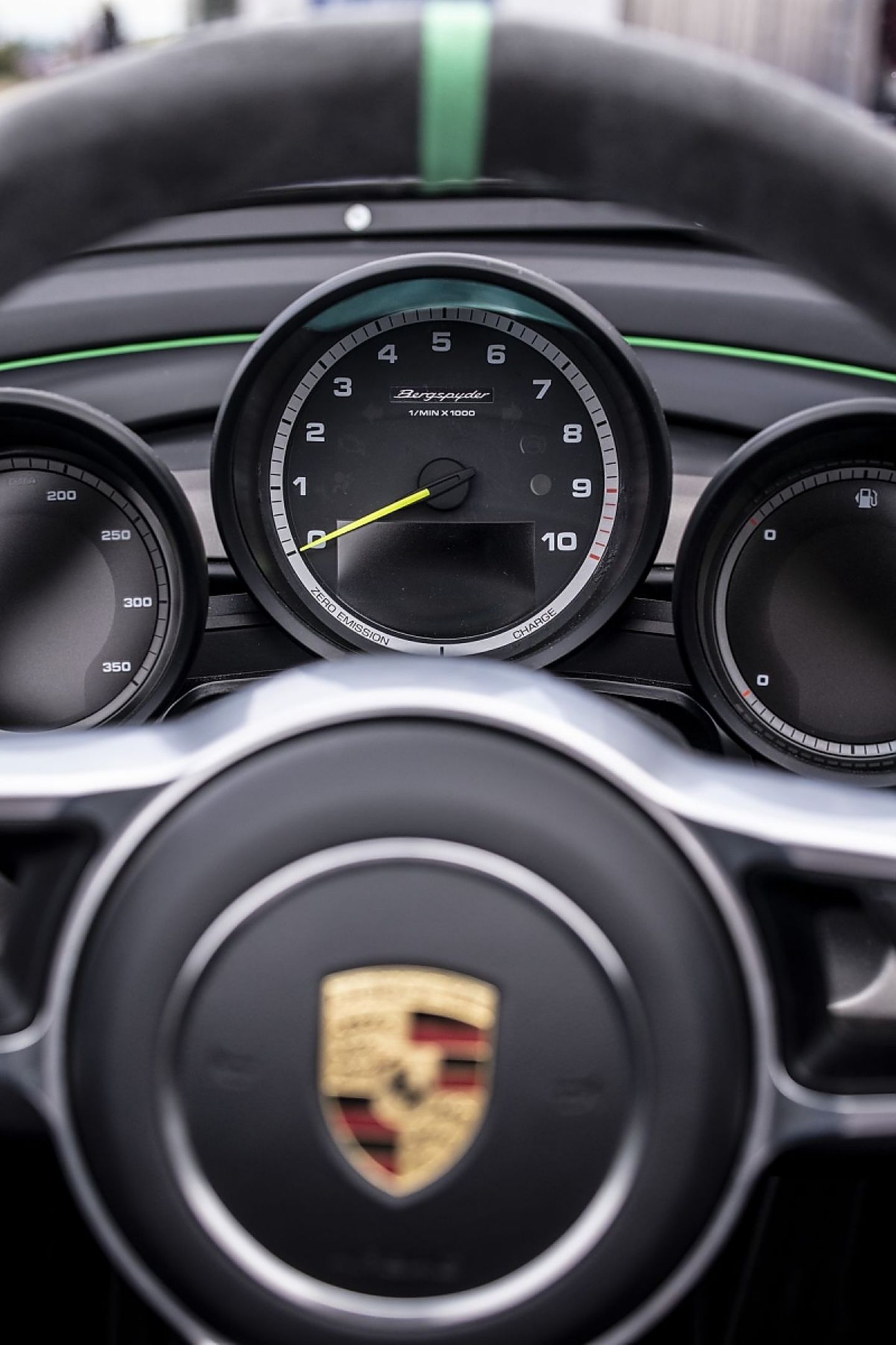 Das Cockpit ist dem des Porsche 918 Spyder nachempfunden