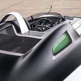 Der Helm des Fahrers kann unter der Abdeckung verstaut werden