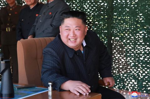 Nordkoreas Machthaber Kim Jong Un - hier auf einem von der staatlichen nordkoreanischen Nachrichtenagentur KCNA verbreiteten Foto vom 9. Mai. Kim soll hier einen Waffentest verfolgen.