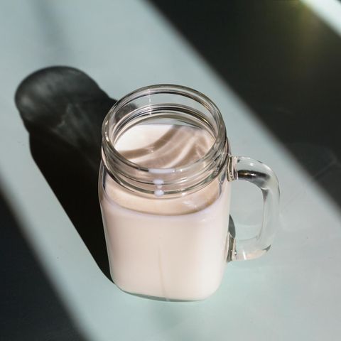 Milch und Krebsentstehung: Ein Glas mit Milch steht auf einem Tisch