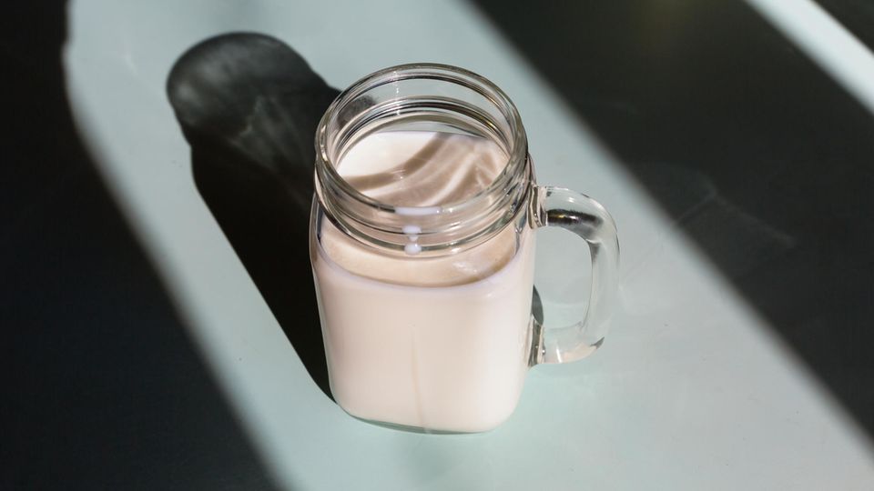 Milch und Krebsentstehung: Ein Glas mit Milch steht auf einem Tisch