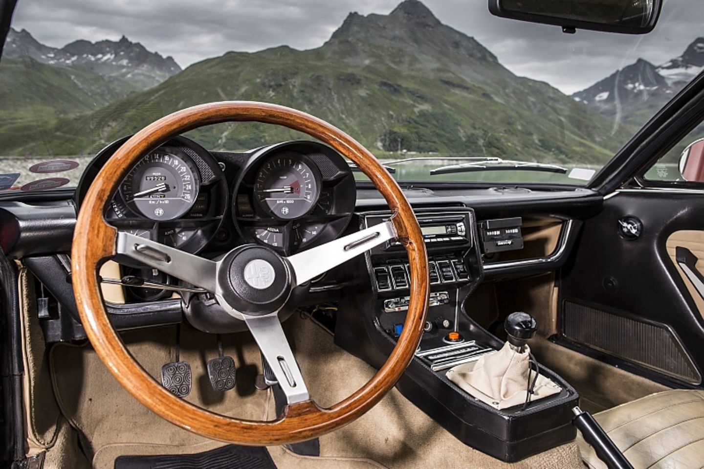 Klassisches Cockpit mit Holzlenkrad