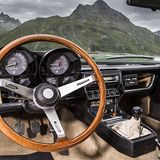 Klassisches Cockpit mit Holzlenkrad