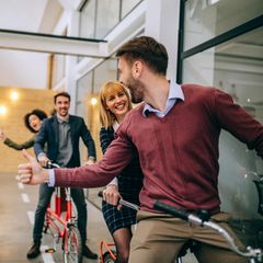 Zwei Leute auf einem Skateboard