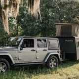 Der Anhänger ist geländegängig, kann aber auf Wegen auch von einem Familien-Van bewegt werden.