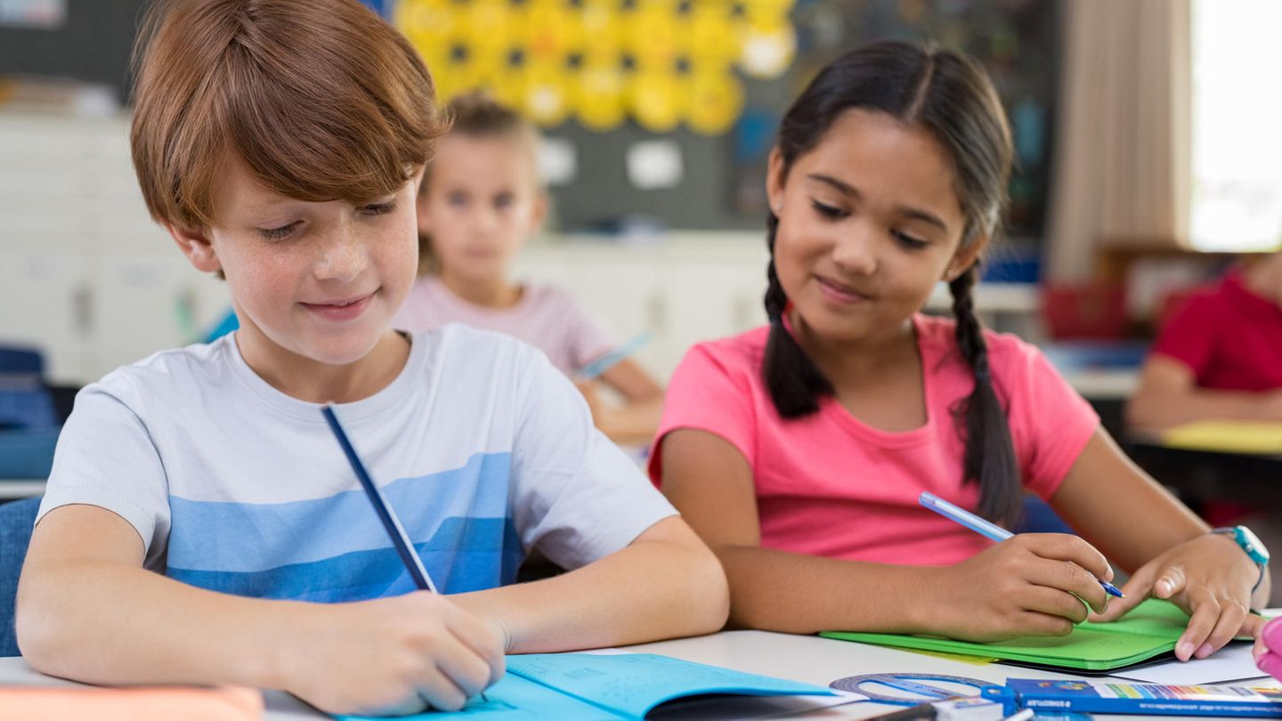 Zwei Schulkinder sitzen nebeneinander