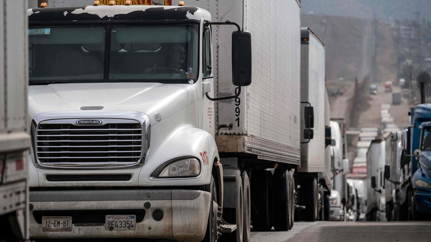 Lastwagen warten in Mexiko an der Grenze zu den USA