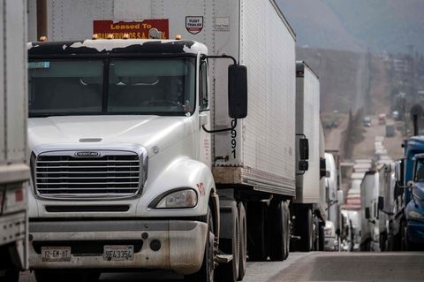 Lastwagen warten in Mexiko an der Grenze zu den USA