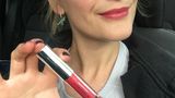 Mit bunten Lippen beim Power-Pilates – vorher  "Oh man, wie soll das bloß werden?", ist mein erster Gedanke, als ich mir die Nuance "Pink Velours" schnappe und auf die Lippen auftrage. Die Farbe soll eine ganze Stunde lang beim Power-Pilates halten? Skeptisch wie eh und je kann ich mir das überhaupt nicht vorstellen. Der Grund: Ich weiß, was meine Trainerin Anna für ein Tempo vorgibt – und da erscheint es mir unvorstellbar, neben der richtigen Haltung und Atmung auch noch auf meine farbigen Lippen zu achten. Bevor es losgeht, checke ich aber schnell noch die Benefits meines Testobjektes: Die zarte, pinke Farbe gefällt mir super und lässt sich dank der Textur ganz einfach verteilen. Und ein weiteres, großes Plus ist der Lichtschutzfaktor 20. Warum beim nächsten Mal also nicht gleich ein Selbstversuch mit Make-up beim Outdoor-Sport? Kleiner Scherz …      Lippenbalm, Couvrance: Getönter Lippenbalsam "Pink Velours" 