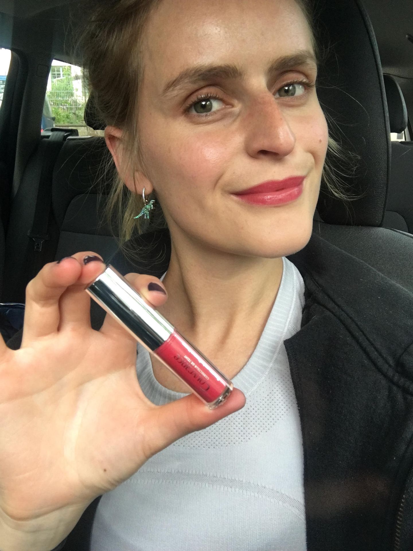 Mit bunten Lippen beim Power-Pilates – vorher  "Oh man, wie soll das bloß werden?", ist mein erster Gedanke, als ich mir die Nuance "Pink Velours" schnappe und auf die Lippen auftrage. Die Farbe soll eine ganze Stunde lang beim Power-Pilates halten? Skeptisch wie eh und je kann ich mir das überhaupt nicht vorstellen. Der Grund: Ich weiß, was meine Trainerin Anna für ein Tempo vorgibt – und da erscheint es mir unvorstellbar, neben der richtigen Haltung und Atmung auch noch auf meine farbigen Lippen zu achten. Bevor es losgeht, checke ich aber schnell noch die Benefits meines Testobjektes: Die zarte, pinke Farbe gefällt mir super und lässt sich dank der Textur ganz einfach verteilen. Und ein weiteres, großes Plus ist der Lichtschutzfaktor 20. Warum beim nächsten Mal also nicht gleich ein Selbstversuch mit Make-up beim Outdoor-Sport? Kleiner Scherz …      Lippenbalm, Couvrance: Getönter Lippenbalsam "Pink Velours" 