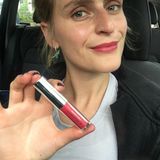 Mit bunten Lippen beim Power-Pilates – vorher  "Oh man, wie soll das bloß werden?", ist mein erster Gedanke, als ich mir die Nuance "Pink Velours" schnappe und auf die Lippen auftrage. Die Farbe soll eine ganze Stunde lang beim Power-Pilates halten? Skeptisch wie eh und je kann ich mir das überhaupt nicht vorstellen. Der Grund: Ich weiß, was meine Trainerin Anna für ein Tempo vorgibt – und da erscheint es mir unvorstellbar, neben der richtigen Haltung und Atmung auch noch auf meine farbigen Lippen zu achten. Bevor es losgeht, checke ich aber schnell noch die Benefits meines Testobjektes: Die zarte, pinke Farbe gefällt mir super und lässt sich dank der Textur ganz einfach verteilen. Und ein weiteres, großes Plus ist der Lichtschutzfaktor 20. Warum beim nächsten Mal also nicht gleich ein Selbstversuch mit Make-up beim Outdoor-Sport? Kleiner Scherz …      Lippenbalm, Couvrance: Getönter Lippenbalsam "Pink Velours" 