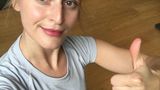 Mit bunten Lippen beim Power-Pilates – danach  Muskelkater, ich höre dich um die Ecke schleichen. Worüber ich mir jedoch die ganze Stunde lang keine Gedanken machen musste, war mein Lippenstift. Obwohl ich meine Lippen bei einigen Übungen ziemlich doll aufeinanderpressen musste, um vor Anstrengung nicht laut zu fluchen, bin ich vom Ergebnis wirklich positiv überrascht. Die Farbe ist an Ort und Stelle geblieben, nichts ist ausgefranst, wie man es vielleicht von anderen Lippenstiften kennt – und das trotz Trinkpausen! Natürlich ist die Farbe nicht mehr genau so intensiv wie kurz nach dem Auftragen. Aber das Produkt ist auch kein klassischer Lippenstift, sondern ein getönter Lippenbalsam. Das heißt: Seine Stärken liegen vor allem in der cremigen Textur und dem Pflegeaspekt. Und die überzeugen mich vor und nach der Sport-Einheit.