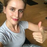 Mit bunten Lippen beim Power-Pilates – danach  Muskelkater, ich höre dich um die Ecke schleichen. Worüber ich mir jedoch die ganze Stunde lang keine Gedanken machen musste, war mein Lippenstift. Obwohl ich meine Lippen bei einigen Übungen ziemlich doll aufeinanderpressen musste, um vor Anstrengung nicht laut zu fluchen, bin ich vom Ergebnis wirklich positiv überrascht. Die Farbe ist an Ort und Stelle geblieben, nichts ist ausgefranst, wie man es vielleicht von anderen Lippenstiften kennt – und das trotz Trinkpausen! Natürlich ist die Farbe nicht mehr genau so intensiv wie kurz nach dem Auftragen. Aber das Produkt ist auch kein klassischer Lippenstift, sondern ein getönter Lippenbalsam. Das heißt: Seine Stärken liegen vor allem in der cremigen Textur und dem Pflegeaspekt. Und die überzeugen mich vor und nach der Sport-Einheit.