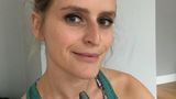 Mit Augen-Make-up beim Personal Training – vorher  Ein bisschen komisch komme ich mir ehrlich gesagt schon vor, während ich mir den Lidstrich ziehe. Schließlich mache ich mich nicht für ein Treffen mit meinen Freundinnen fertig – nein, ich gehe doch nur zum Sport! Besser gesagt, zu einer Einzel-Trainingseinheit gegen meine Schulter- und Rückenschmerzen. Und in dieser Sekunde bezweifle ich stark, dass ich meine Trainerin mit einem XXL-Augenaufschlag bezirzen kann und sie fragen könnte, ob ich nicht eine Entspannungsmassage bekommen könnte. „Die Session wird sicherlich krass, das steht fest“, denke ich noch, als ich die Wimpern ein zweites Mal übertusche. Doppelt hält besser, heißt es doch. Als ich mich gerade von oben bis unten im Spiegel mustere, muss ich einmal kurz laut auflachen – die Kombi aus Sport-Top und Abend-Make-up ist einfach so absurd.      Wimpertusche, Catrice: "Glam & Doll Boost Lash Growth Volume Mascara" in "010 Ultra Black"   Eyeliner, The Organic Pharmacy: "Precision Liquid Eyeliner – Matte & Intense" 