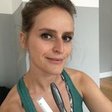 Mit Augen-Make-up beim Personal Training – vorher  Ein bisschen komisch komme ich mir ehrlich gesagt schon vor, während ich mir den Lidstrich ziehe. Schließlich mache ich mich nicht für ein Treffen mit meinen Freundinnen fertig – nein, ich gehe doch nur zum Sport! Besser gesagt, zu einer Einzel-Trainingseinheit gegen meine Schulter- und Rückenschmerzen. Und in dieser Sekunde bezweifle ich stark, dass ich meine Trainerin mit einem XXL-Augenaufschlag bezirzen kann und sie fragen könnte, ob ich nicht eine Entspannungsmassage bekommen könnte. „Die Session wird sicherlich krass, das steht fest“, denke ich noch, als ich die Wimpern ein zweites Mal übertusche. Doppelt hält besser, heißt es doch. Als ich mich gerade von oben bis unten im Spiegel mustere, muss ich einmal kurz laut auflachen – die Kombi aus Sport-Top und Abend-Make-up ist einfach so absurd.      Wimpertusche, Catrice: "Glam & Doll Boost Lash Growth Volume Mascara" in "010 Ultra Black"   Eyeliner, The Organic Pharmacy: "Precision Liquid Eyeliner – Matte & Intense" 